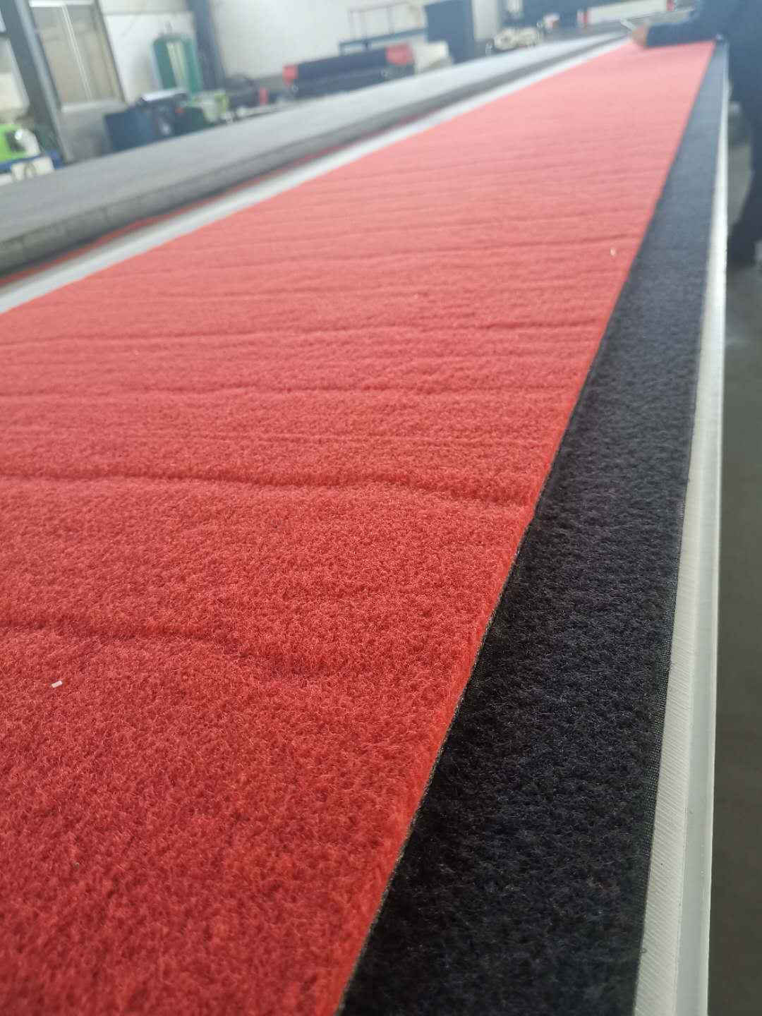 Successfully developed a large-scale stadium mat Velcro splicing machine